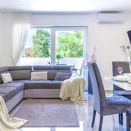 Modern Private Family Apartman